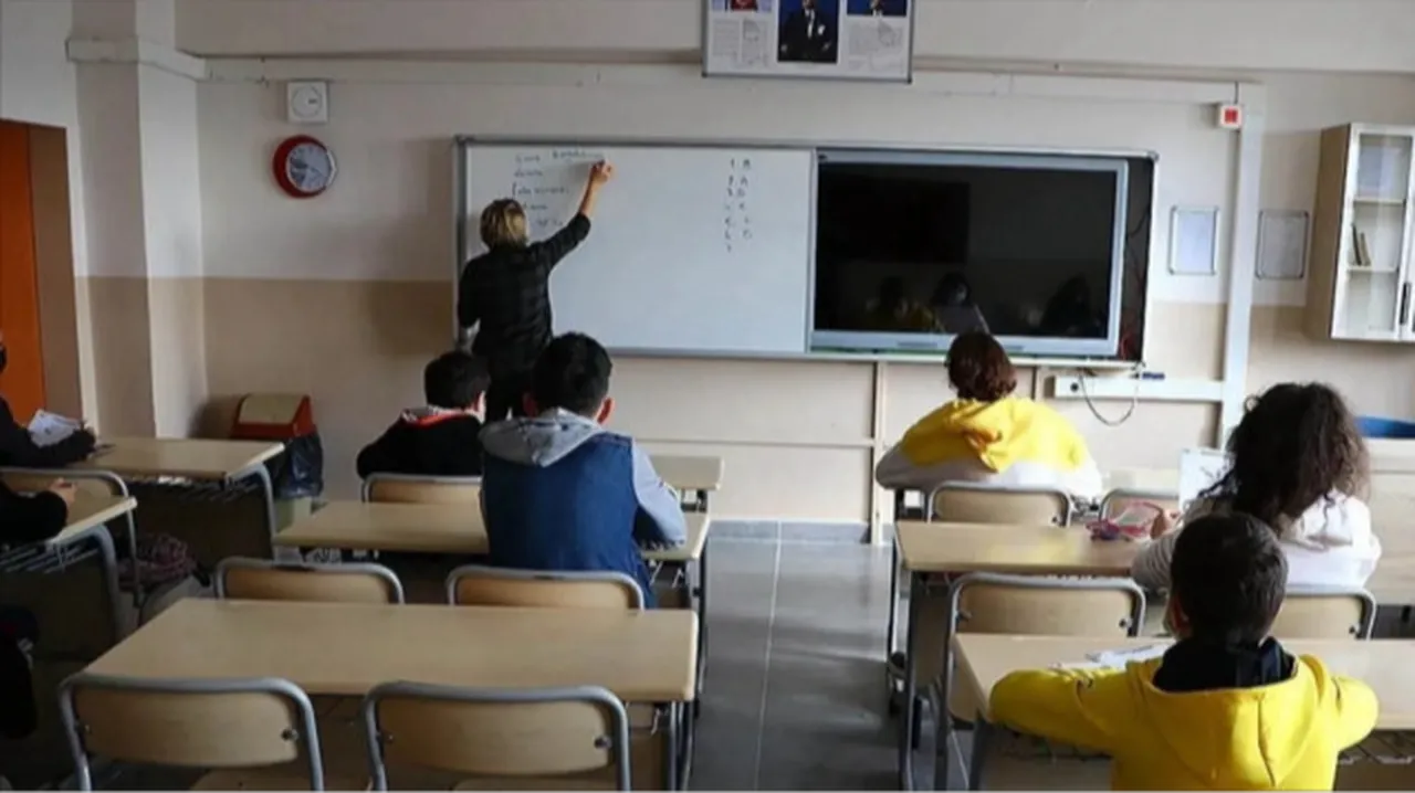 Perşembe günü okullar tatil mi, 1 Ocak yarım gün mü tam gün mü?