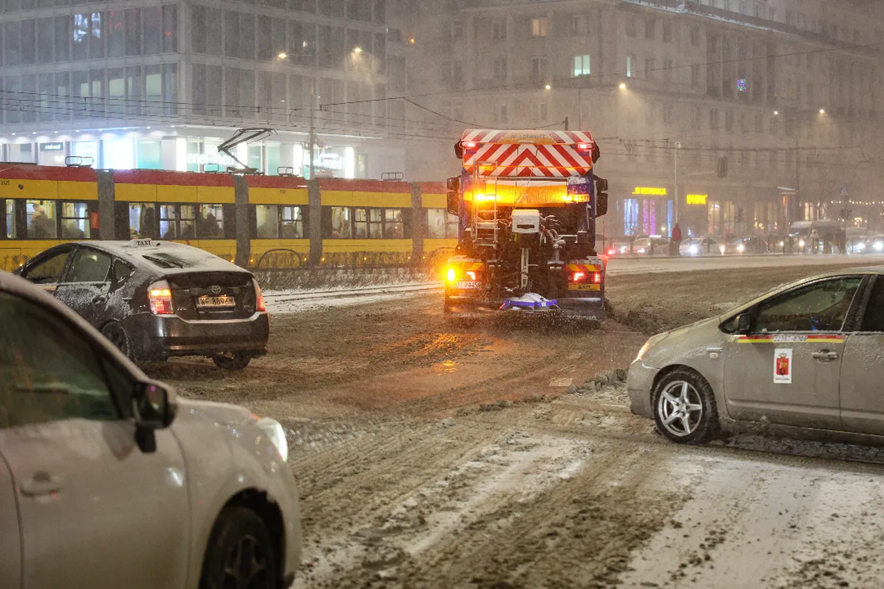 Polonya'da kar felaketi! Yüzlerce araç yollarda kaldı, uçuşlar iptal edildi
