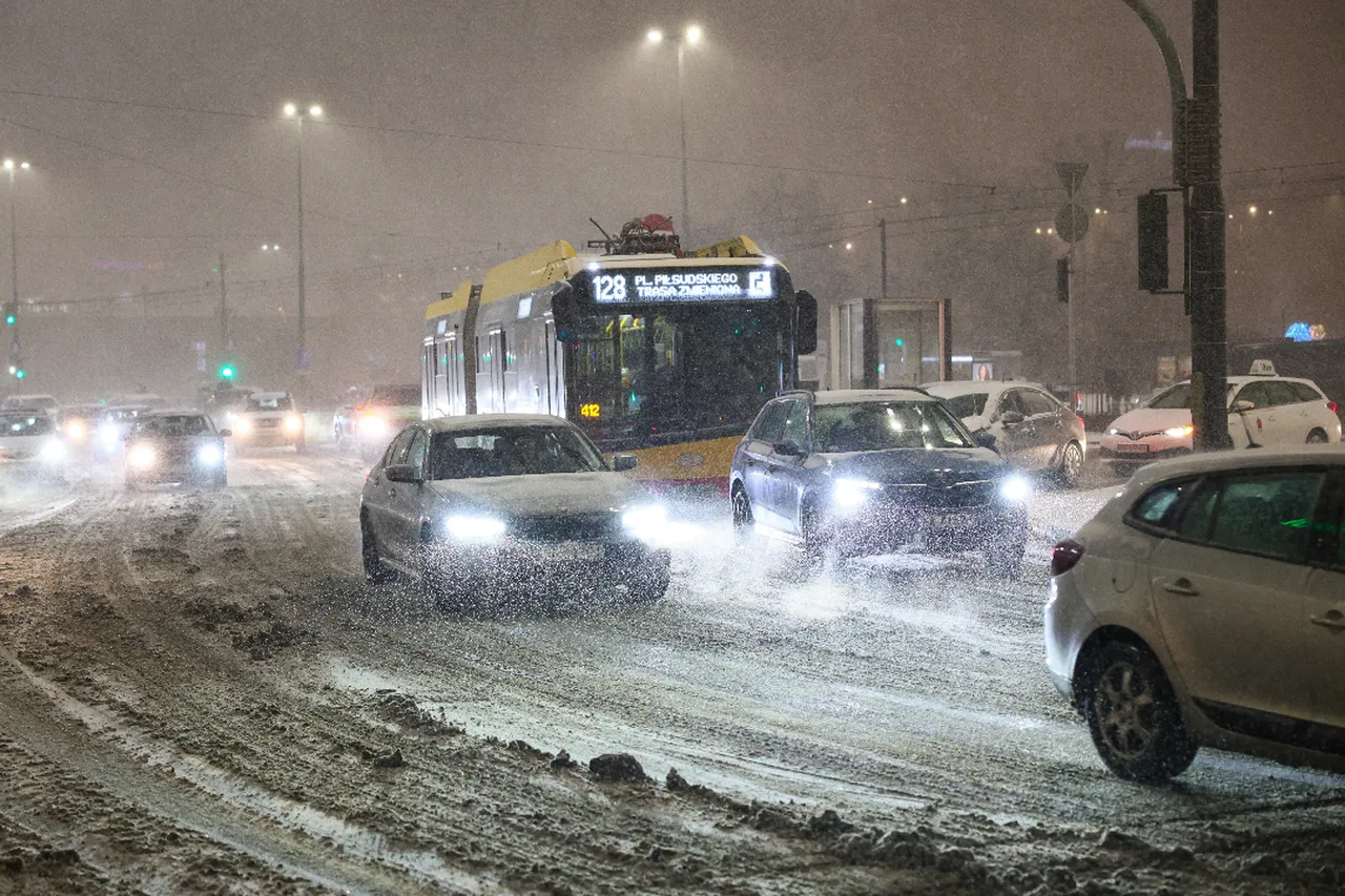 Polonyada kar felaket! Yüzlerce araç yollarda kaldı, uçuşlar iptal edildi