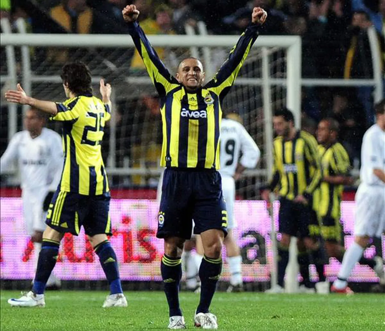 Real Madrid'de 11 yıl geçiren Roberto Carlos, 2007-2010 arasında Fenerbahçe forması giydi