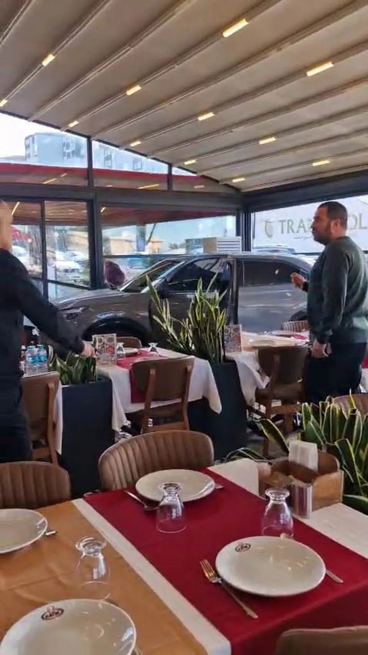 Sanatçı Cahit Berkay kaza geçirdi! Aracıyla restorana daldı