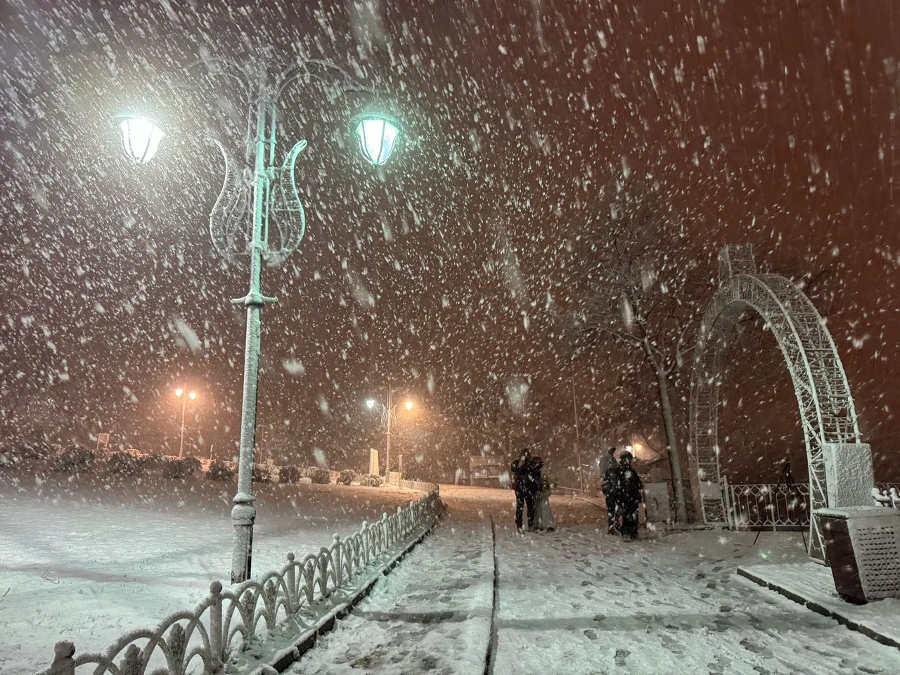 Soğuk hava dalgası İstanbul’u sardı! Bazı ilçelerde kar yağıyor