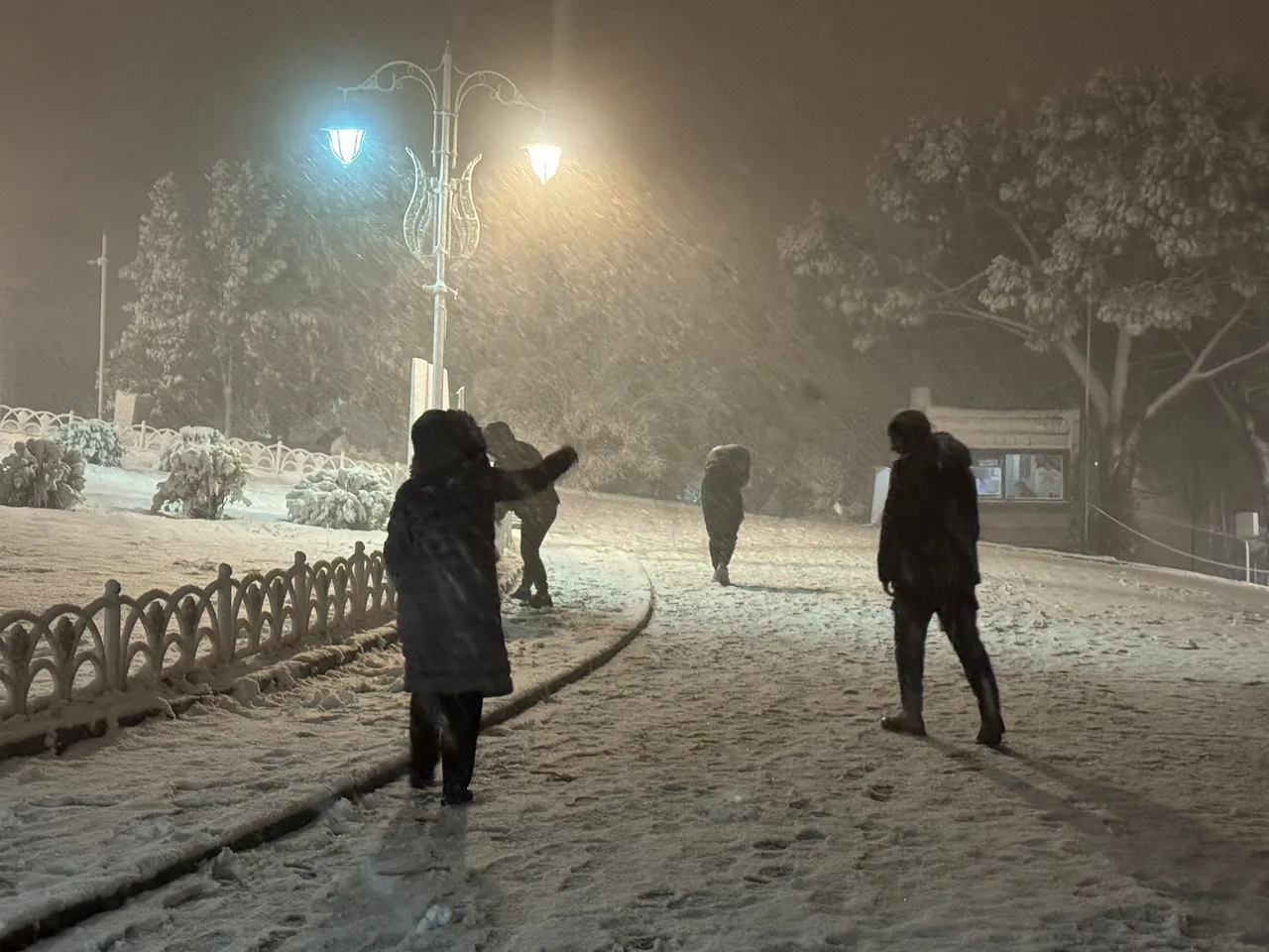 Soğuk hava dalgası İstanbul’u sardı! Bazı ilçelerde kar yağıyor