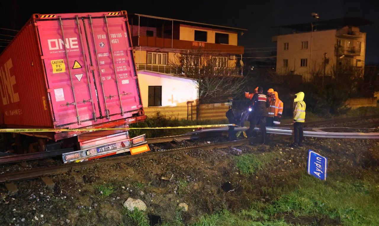 Tır, raylara uçtu! Tren seferleri iptal, sürücü hayatını kaybetti