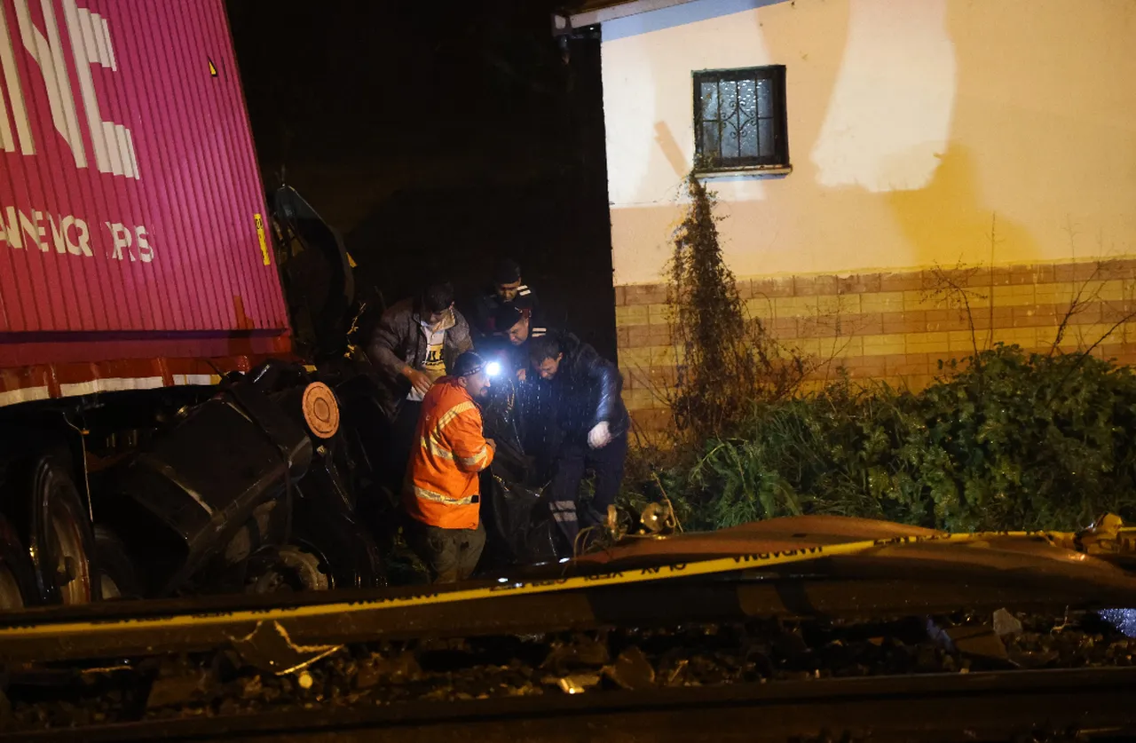 Tır, raylara uçtu! Tren seferleri iptal, sürücü hayatını kaybetti