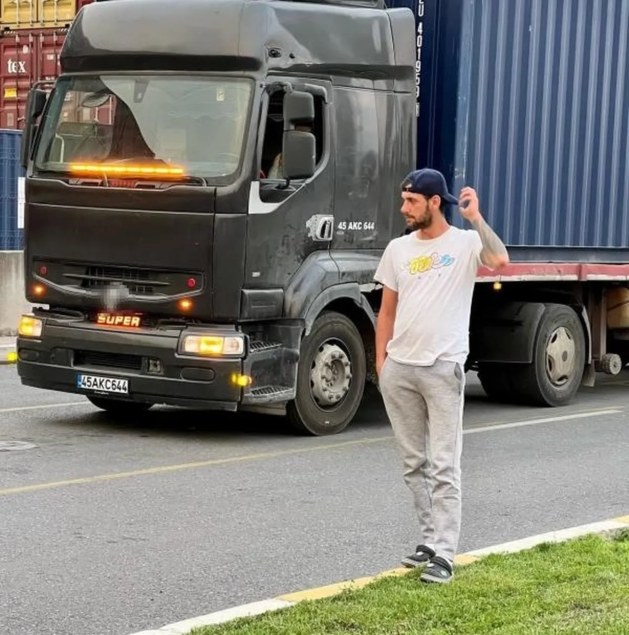 Tır, raylara uçtu! Tren seferleri iptal, sürücü hayatını kaybetti