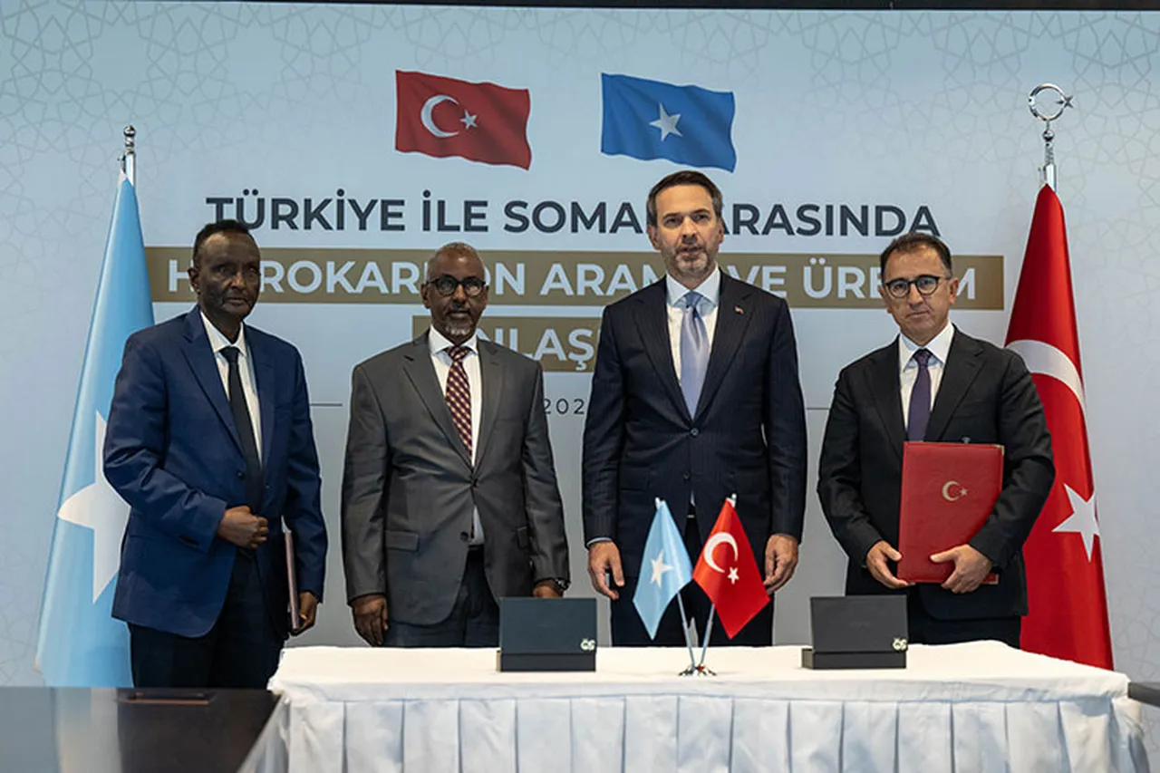 Bakan Bayraktar, Somali Petrol ve Maden Kaynakları Bakanı Abdirizak Omar Mohamed ile İstanbul'da düzenlenen, Türkiye ile Somali arasında Hidrokarbon Arama ve Üretim Anlaşması'na ilişkin imza törenine katıldı.