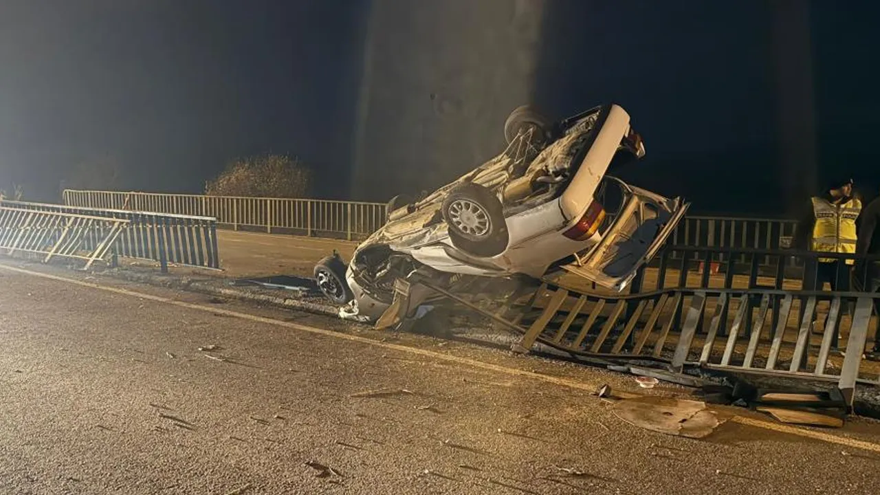 Afyonkarahisar'da feci kaza! Demirlere çarpan araç sonu oldu, yaralılar da var