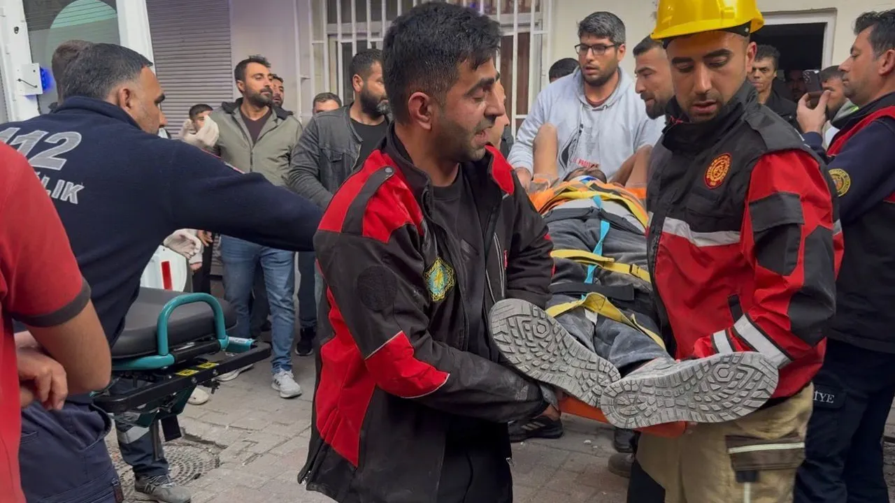  Ağır hasarlı binayı yıkarken molozların altında kaldı