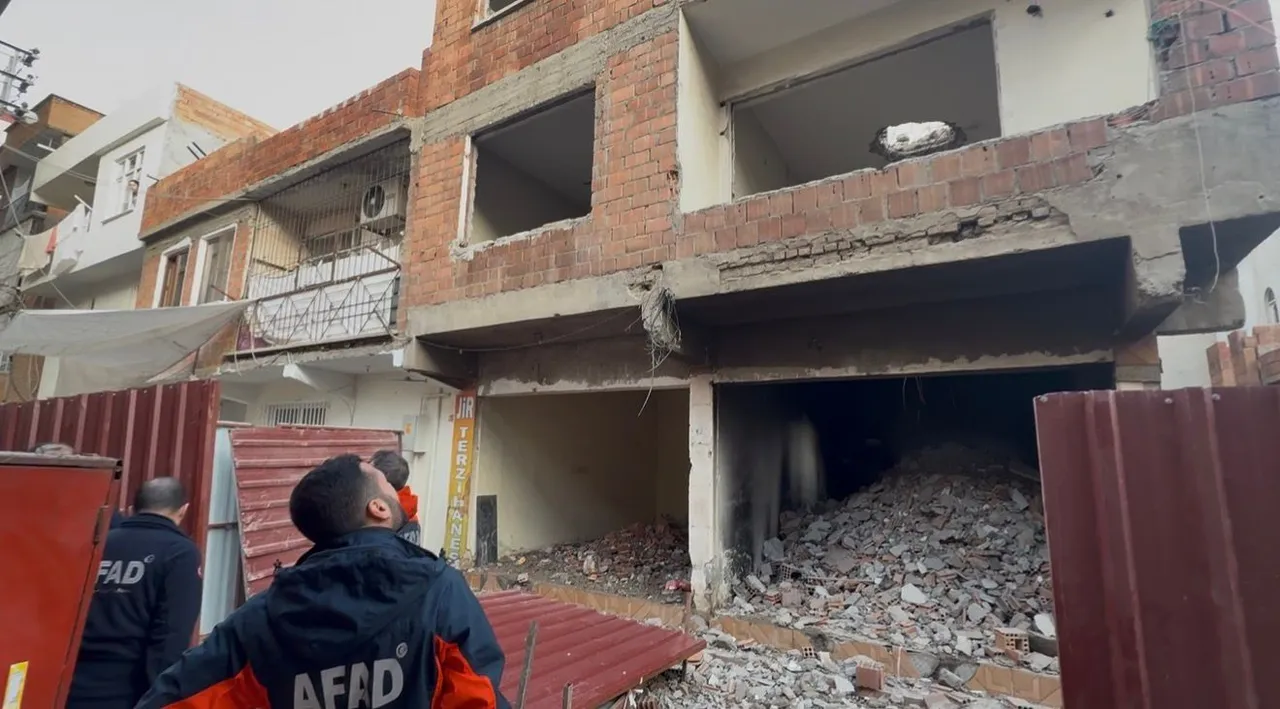 Ağır hasarlı binayı yıkarken molozların altında kaldı