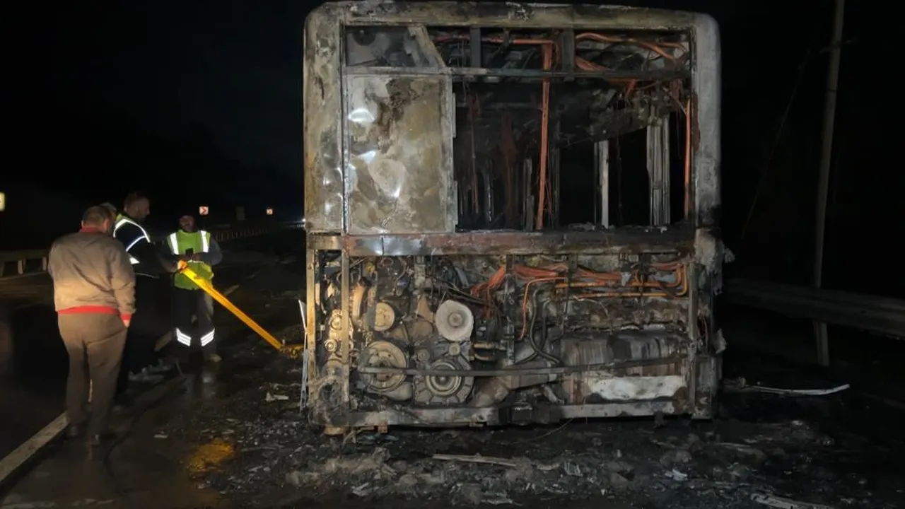 Yanan araç küle döndü