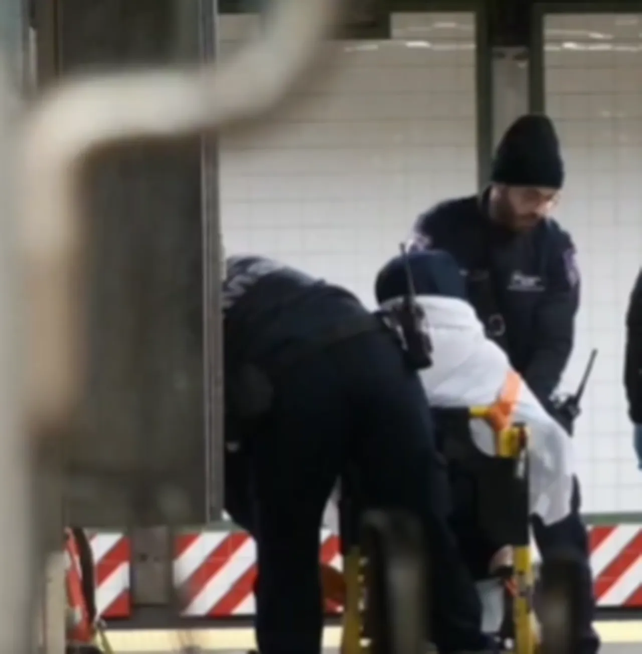 Bu kadarı İnsanlığa sığmaz! New York metrosunda evsiz adamı ateşe verdi