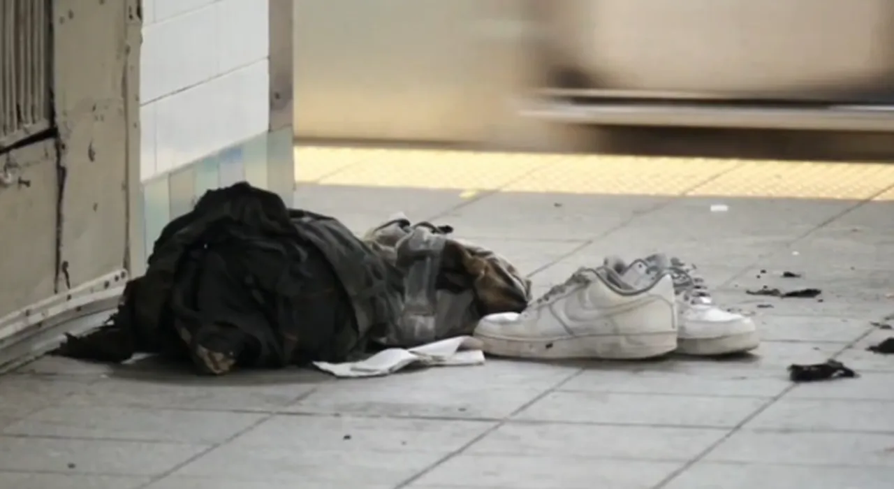 Bu kadarı İnsanlığa sığmaz! New York metrosunda evsiz adamı ateşe verdi