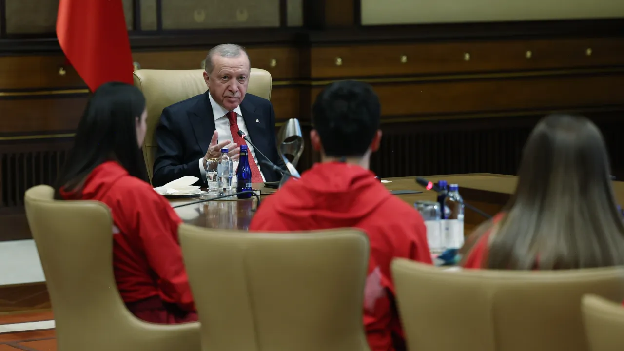 Cumhurbaşkanı Erdoğan, şampiyon sporcuları Külliye'de kabul etti