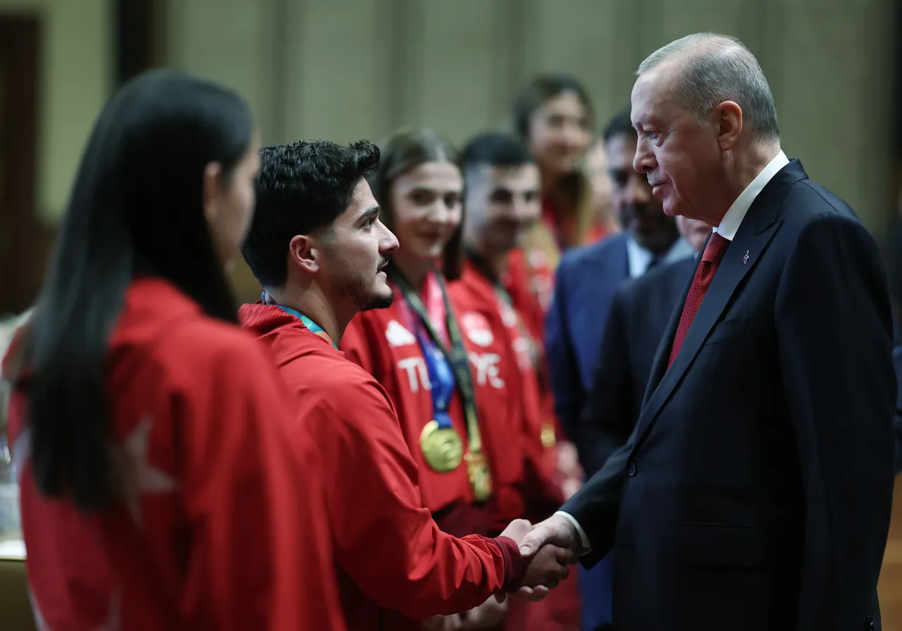 Cumhurbaşkanı Erdoğan, şampiyon sporcuları Külliyede kabul etti