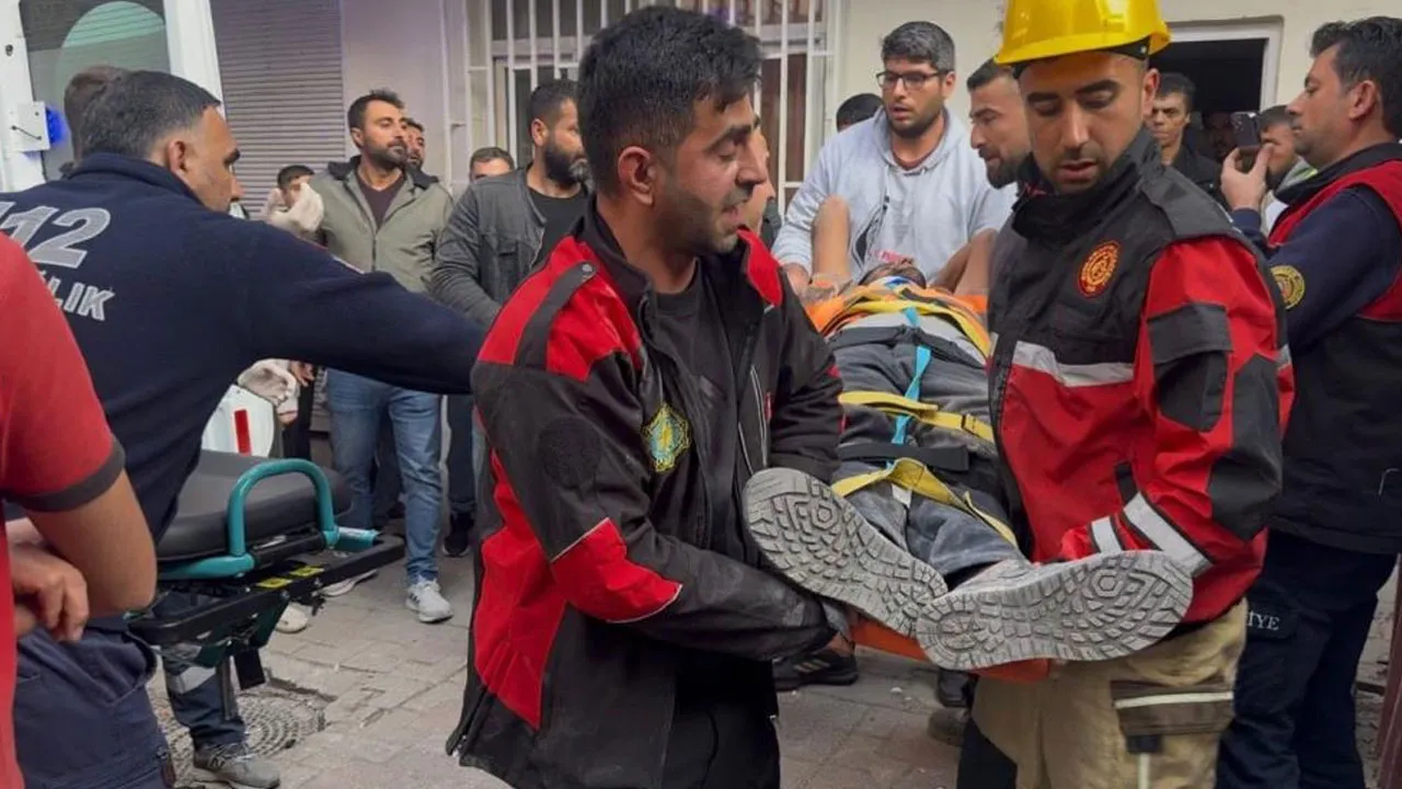 Diyarbakır'da feci olay: Ağır hasarlı binayı yıkarken molozların altında kaldı!