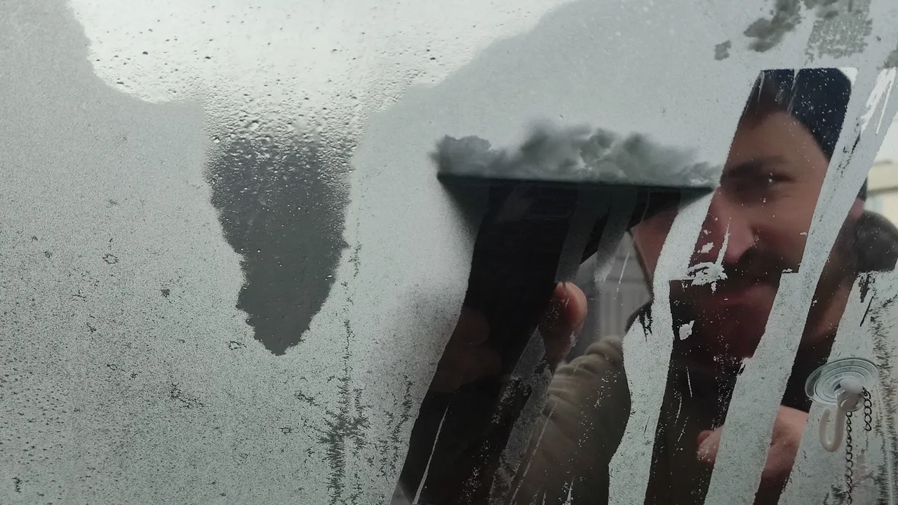 Eksi 17 dereceyi gördüler! Kentte camlar buz tuttu, hayat durma noktasına geldi