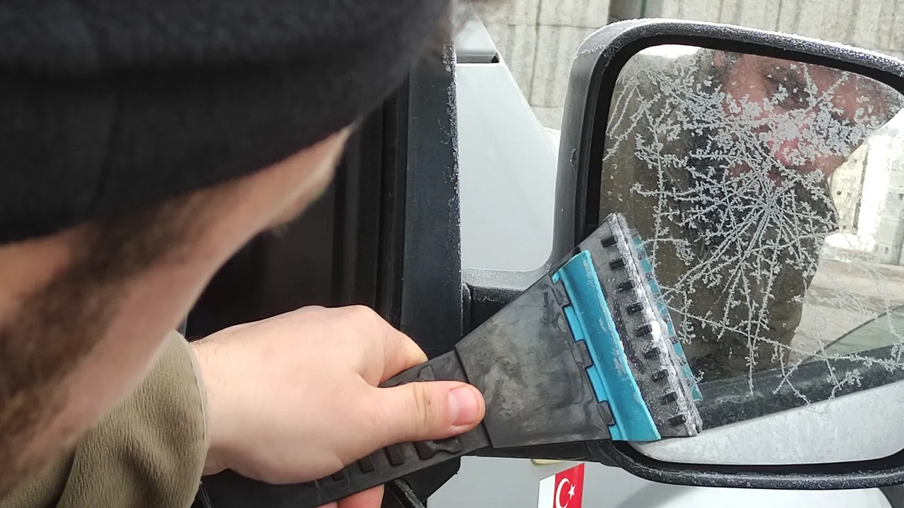 Eksi 17 dereceyi gördüler! Kentte camlar buz tuttu, hayat durma noktasına geldi