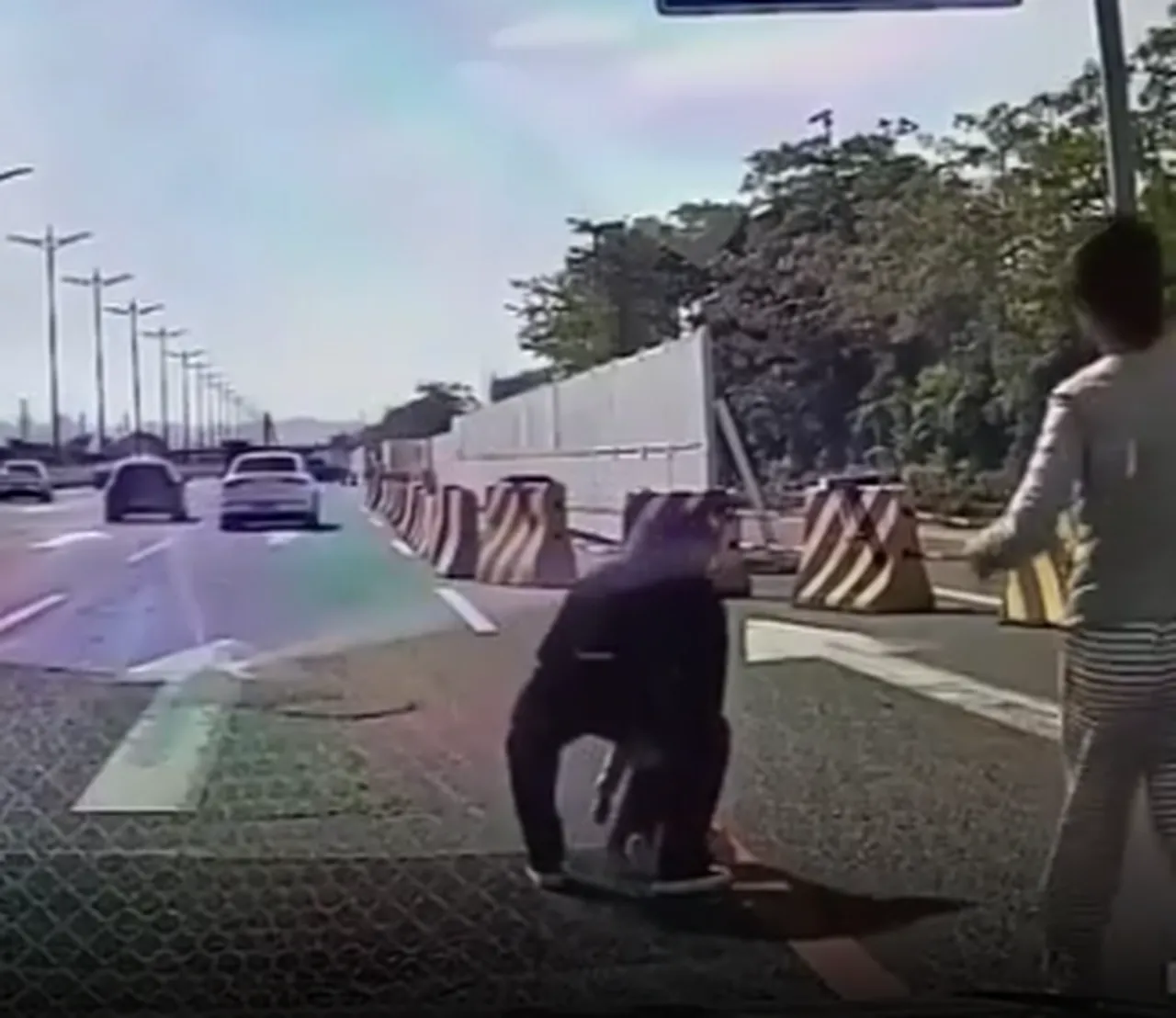 Emekleyerek otobana çıktı, saniyelerle kurtuldu! Panik dolu anlar kamerada