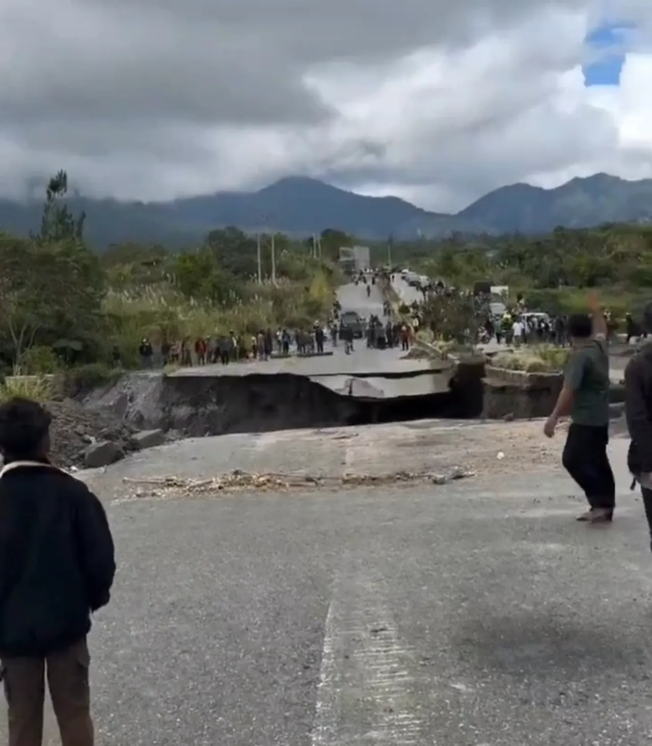 Endonezyada selin bilançosu ağırlaştı: 4 şeritli yol çöktü, facia anları kamerada