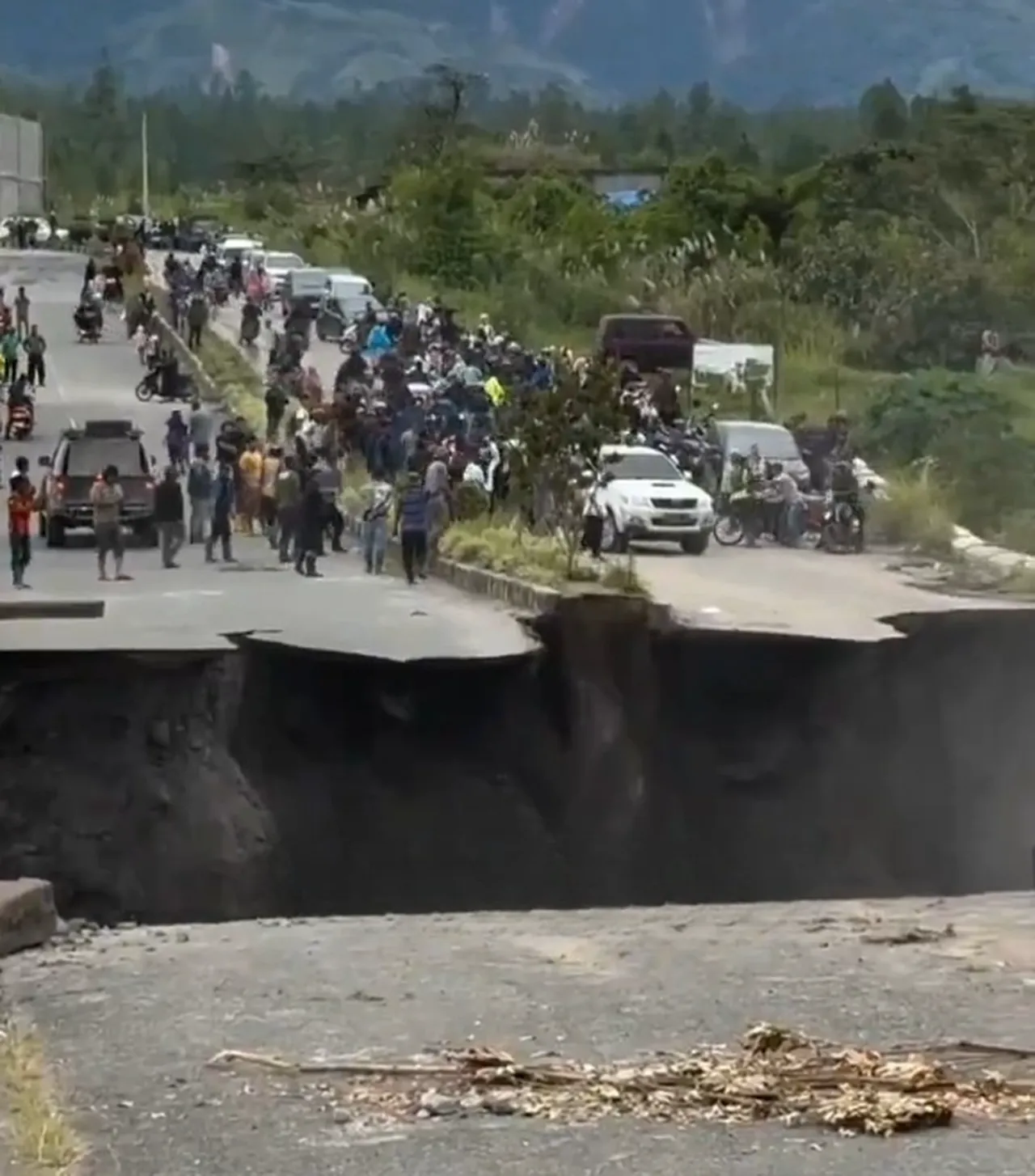 Endonezyada selin bilançosu ağırlaştı: 4 şeritli yol çöktü, facia anları kamerada