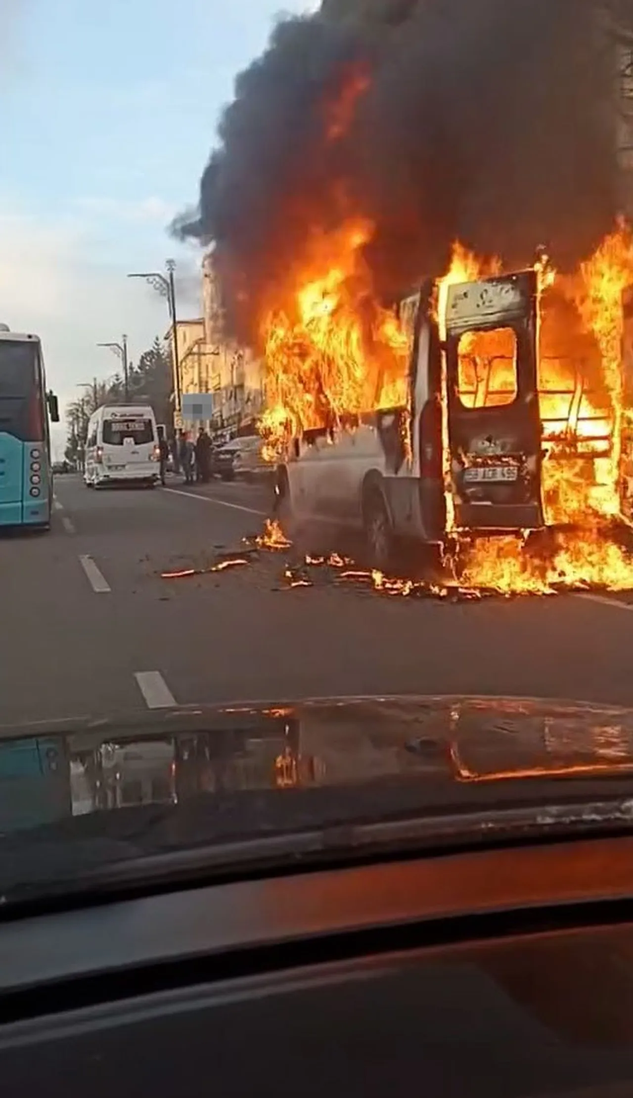 Okul servisi alevler içinde kaldı