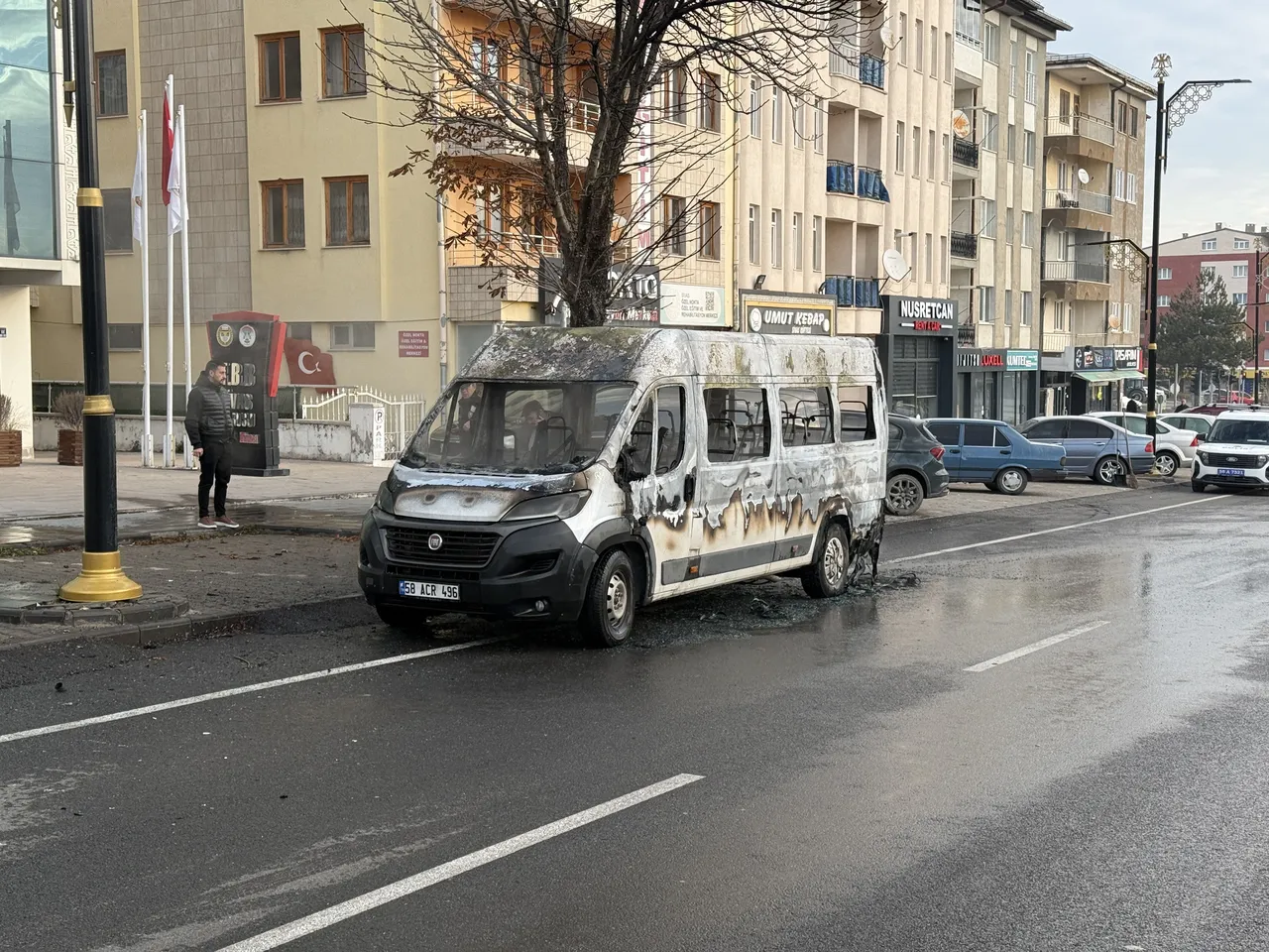 Faciadan dönüldü! Okul servisi hurdaya döndü, şoför oturup yanışını izledi