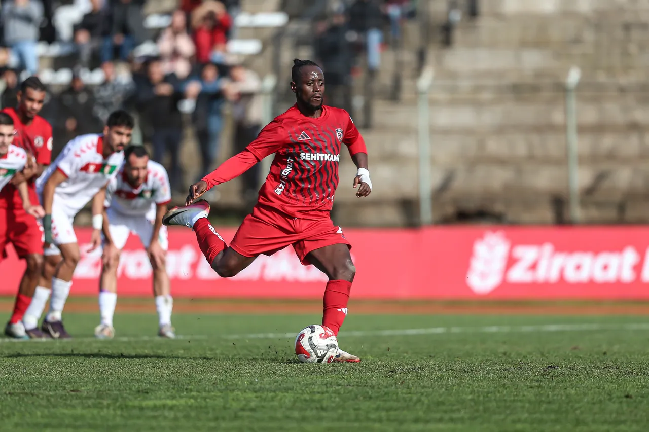 Karşılaşmada ilk golü Boateng attı