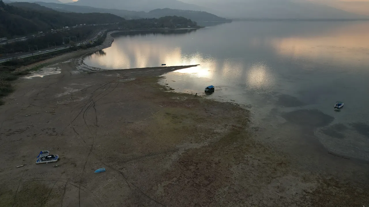 İki ili bekleyen tehlike! Sakarya Gölü santim santim yok oluyor! Susuzluk krizi kapıda  