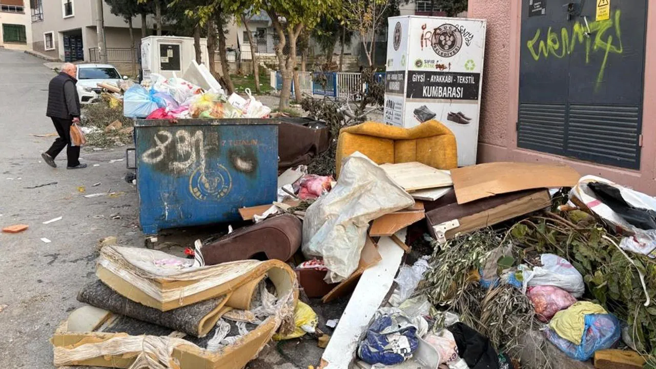 İzmir bu manzaraları hak etmiyor: Parklar, sokaklar, caddeler çöple doldu! 