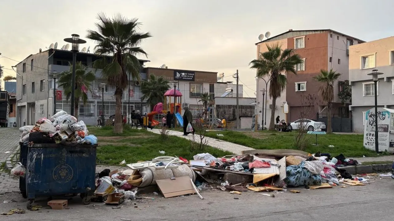 İzmir bu manzaraları hak etmiyor: Parklar, sokaklar, caddeler çöple doldu!