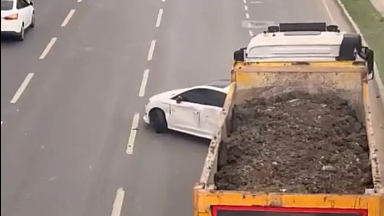 Kamyon otomobili önüne katıp 100 metre sürükledi! Sürücü sinir krizi geçirdi