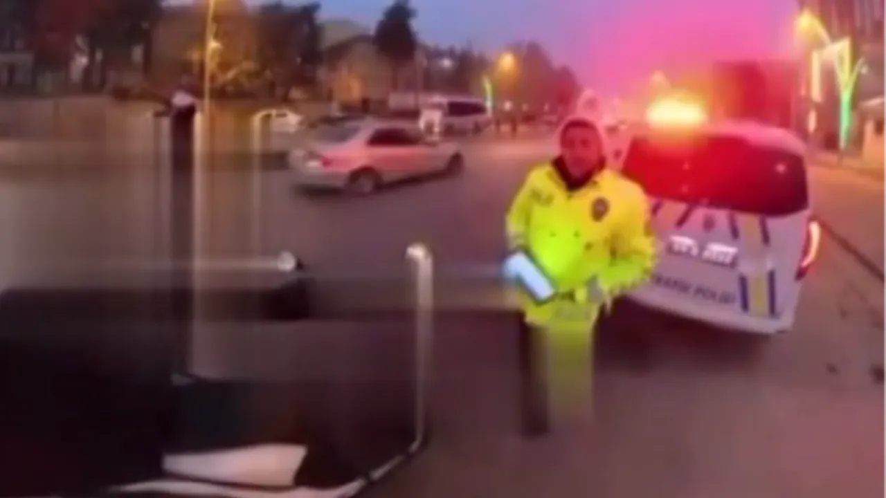 Kuryeye eldivenini veren polis gönülleri ısıttı