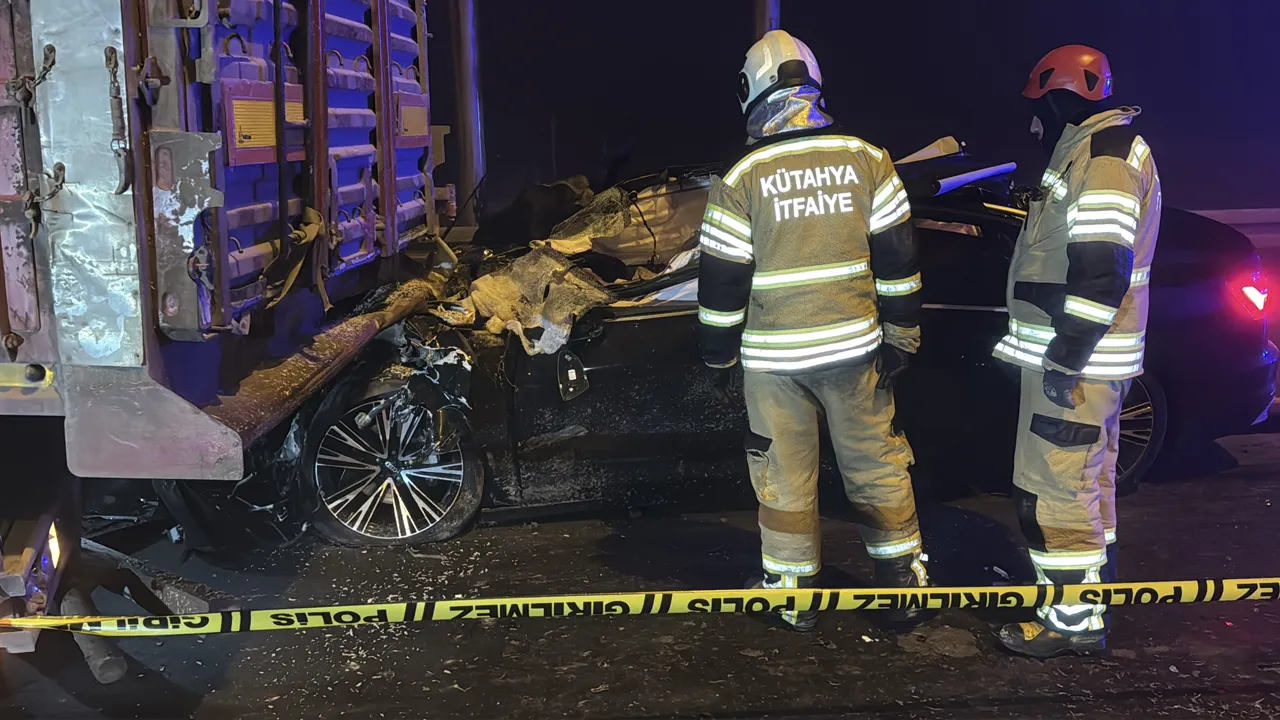 Kütahya'da feci kaza! Araba tıra çarptı, 4 ölü var