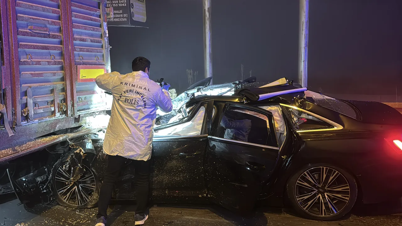 Kütahya'da feci kaza! Araba tıra çarptı, 4 ölü var