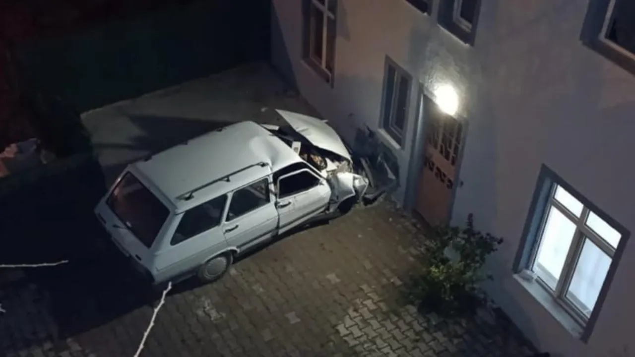 Kütahya'da kaza! Araba evin duvarına çarptı, ölü ve yaralı var