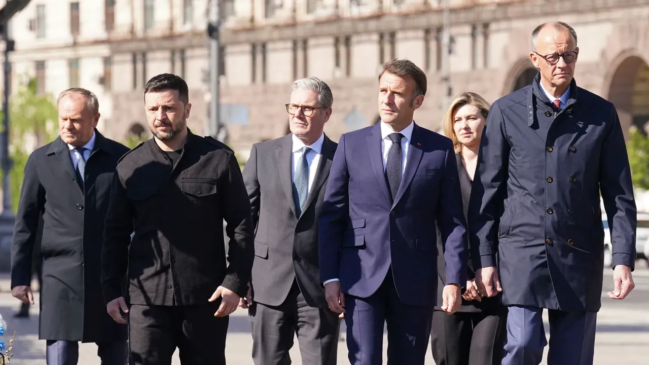 Avrupa siyasetinin zirvesi, Der Spiegel’in ortaya çıkardığı sızdırılmış transkriptle adeta karıştı. Gizli görüşmeye ait kayıtta Fransa Cumhurbaşkanı Emmanuel Macron’un, “Trump Ukrayna’yı satabilir” sözlerini kullandığı iddiası, kıtada siyasi fay hatlarını bir anda harekete geçirdi. ABD’nin Moskova ile yürüttüğü barış temaslarında Kiev’in masada yalnız bırakılacağı endişesi büyürken, Avrupa başkentlerinde “Washington güvenilir bir ortak mı?” sorusu yeniden gündemin merkezine oturdu.