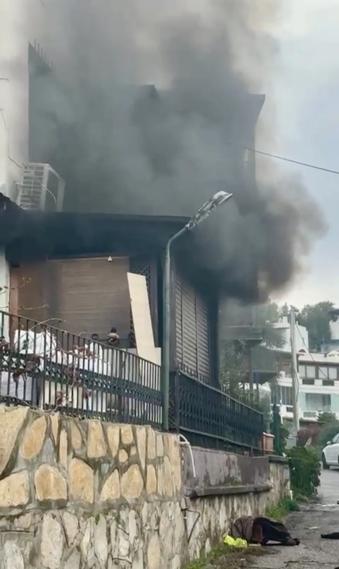 Anne babasıyla tartışıp evini ateşe verdi