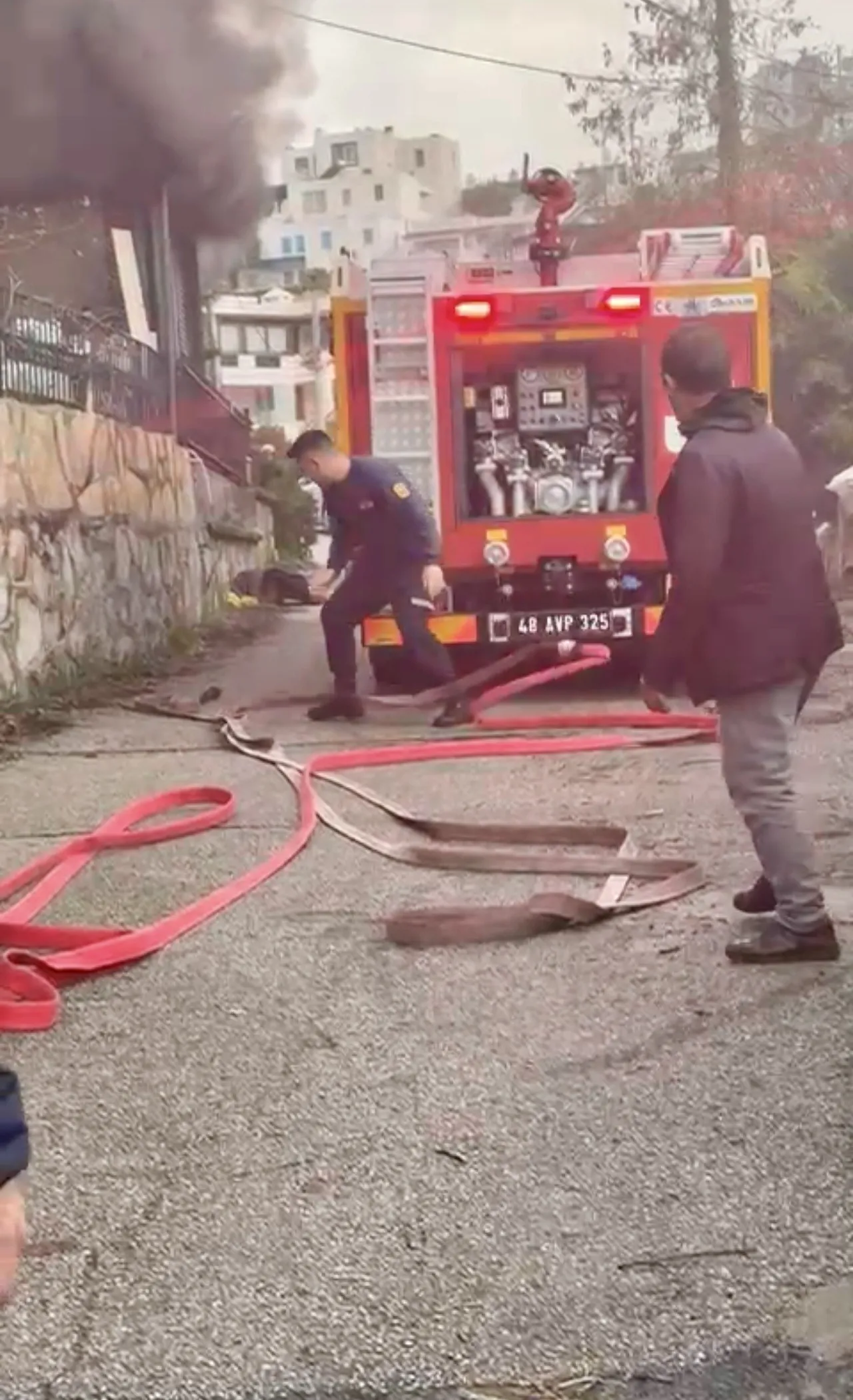 Yangını söndürmeye çalışan baba hastanelik oldu