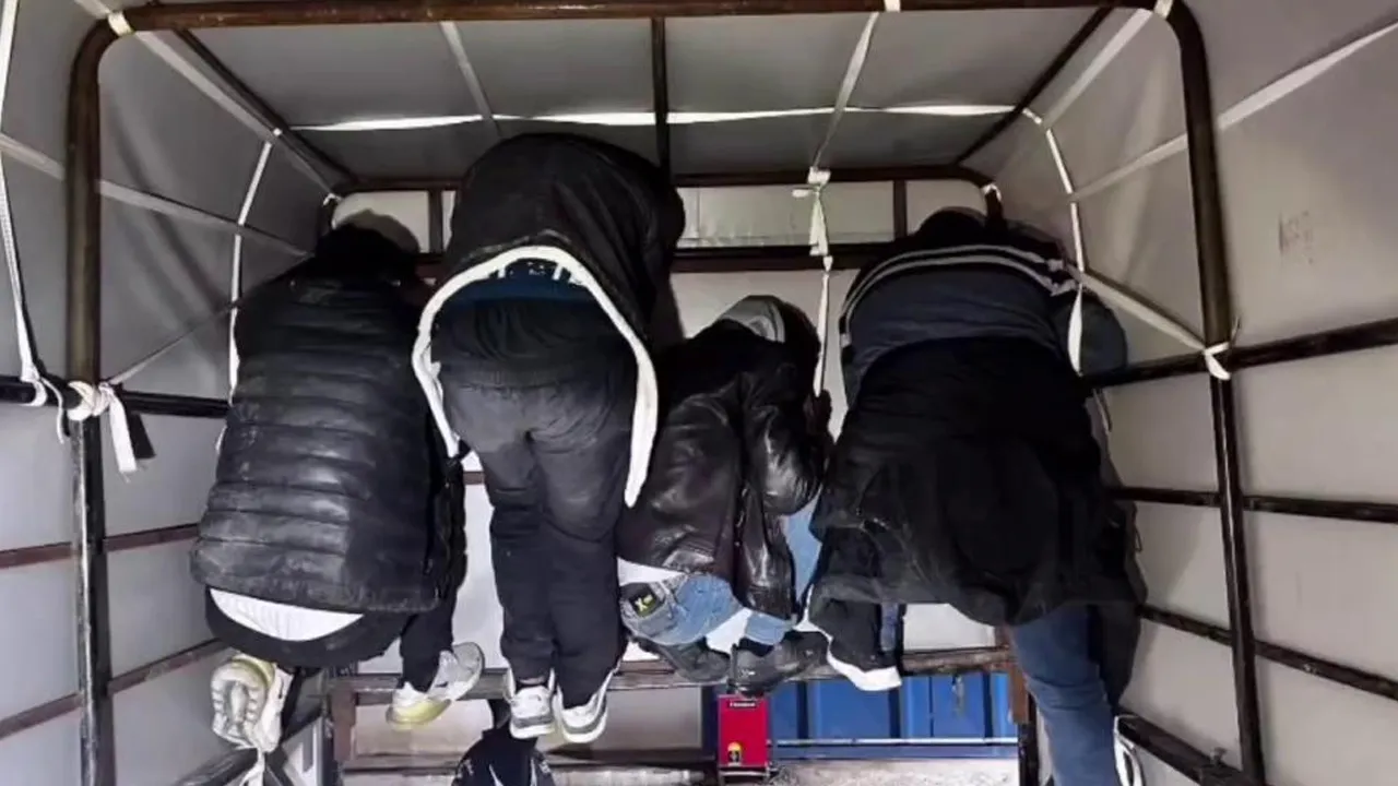 Polis şüphe üzerine durdurdu! Tavana tutunur halde bulundular  