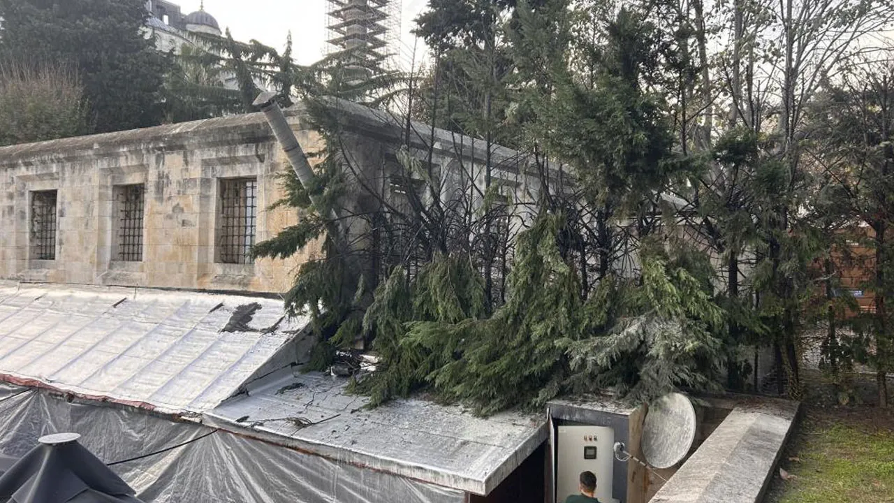 Tarihi Sultanahmet Camisi'nin altındaki çarşıda korkutan yangın