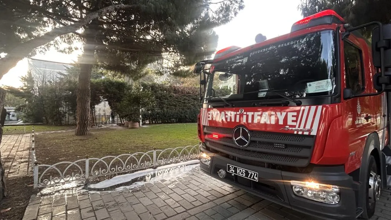 Tarihi Sultanahmet Camisi'nin altındaki çarşıda korkutan yangın