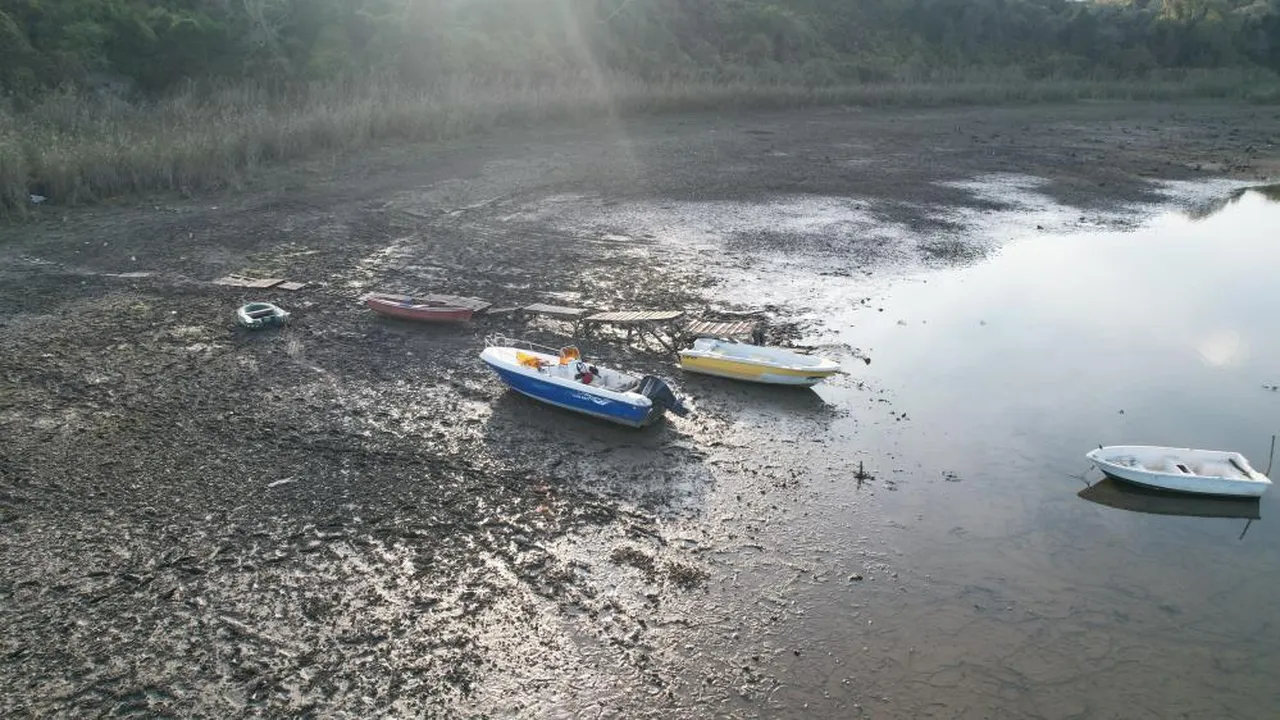 Terkos Gölü'nde su çekildi! Tarihi kanallar gün yüzüne çıktı