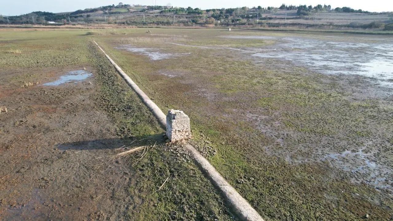 Terkos Gölü'nde su çekildi! Tarihi kanallar gün yüzüne çıktı