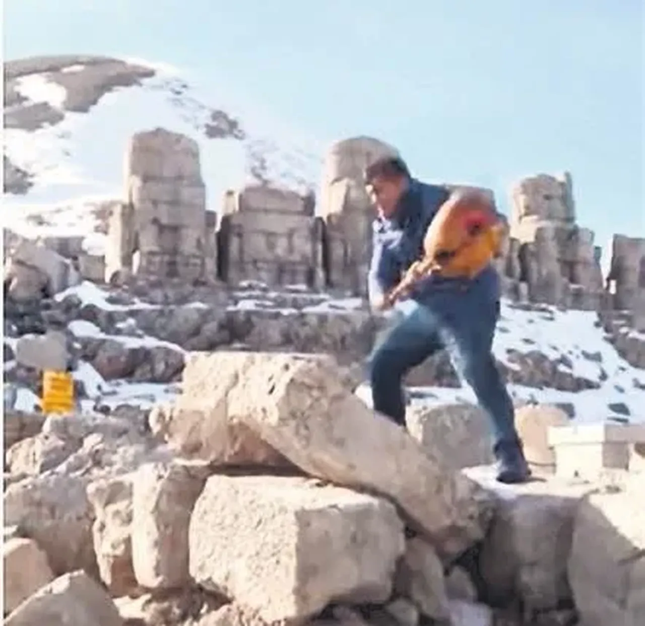 Türkücü Aydın Aydın'dan skandal! Tarihi eser üzerinde bağlama parçaladı, inceleme başlatıldı