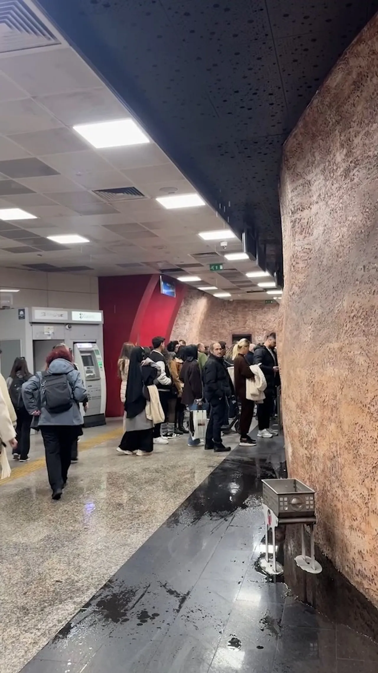 Vezneciler Metro İstasyonu tavanından su aktı