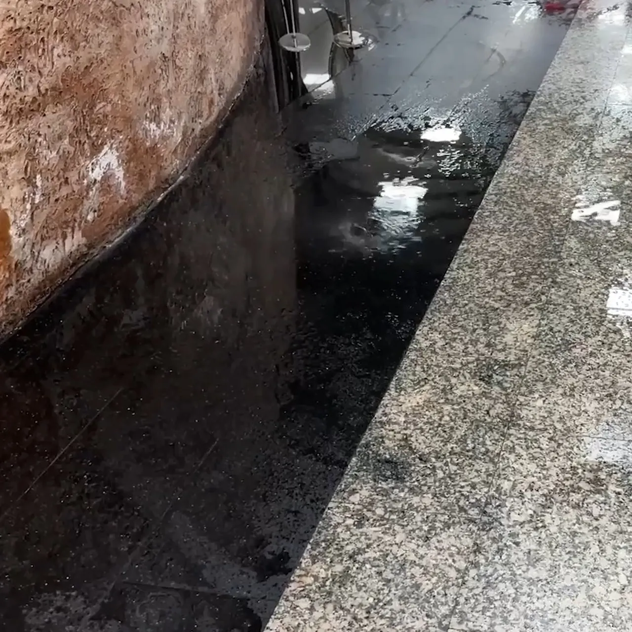 Vezneciler Metro İstasyonu tavanından su aktı