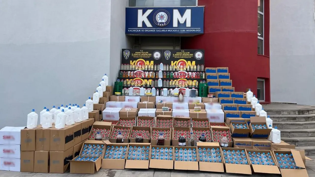 Adana'da sahte içki şebekesine darbe! Binlerce litre etil alkol ve milyonluk çek–senet ele geçirildi