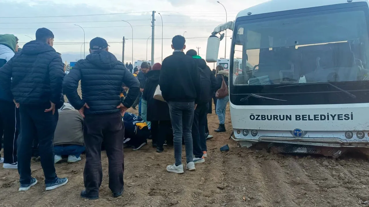 Afyonkarahisar'da öğrenci servis aracı ile kamyonet çarpıştı: 14 yaralı