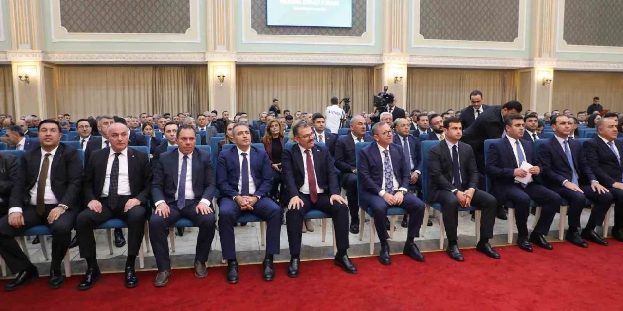 İhlas Medya Grubu'nun yayınladığı aylık ekonomi dergisi Türkiye'de İş Dünyası, başlangıçta Ardahan'da gerçekleştirdiği, Zengezur Koridoru'nun etkilediği bölgesel gelişmeleri konu alan ekonomi zirvesinin bir sonraki durağı bu kez Nahçıvan oldu.